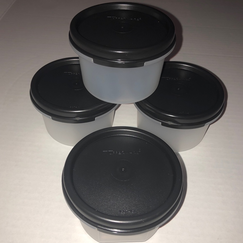 NWT Tupperware Small Round MM Set of 4
